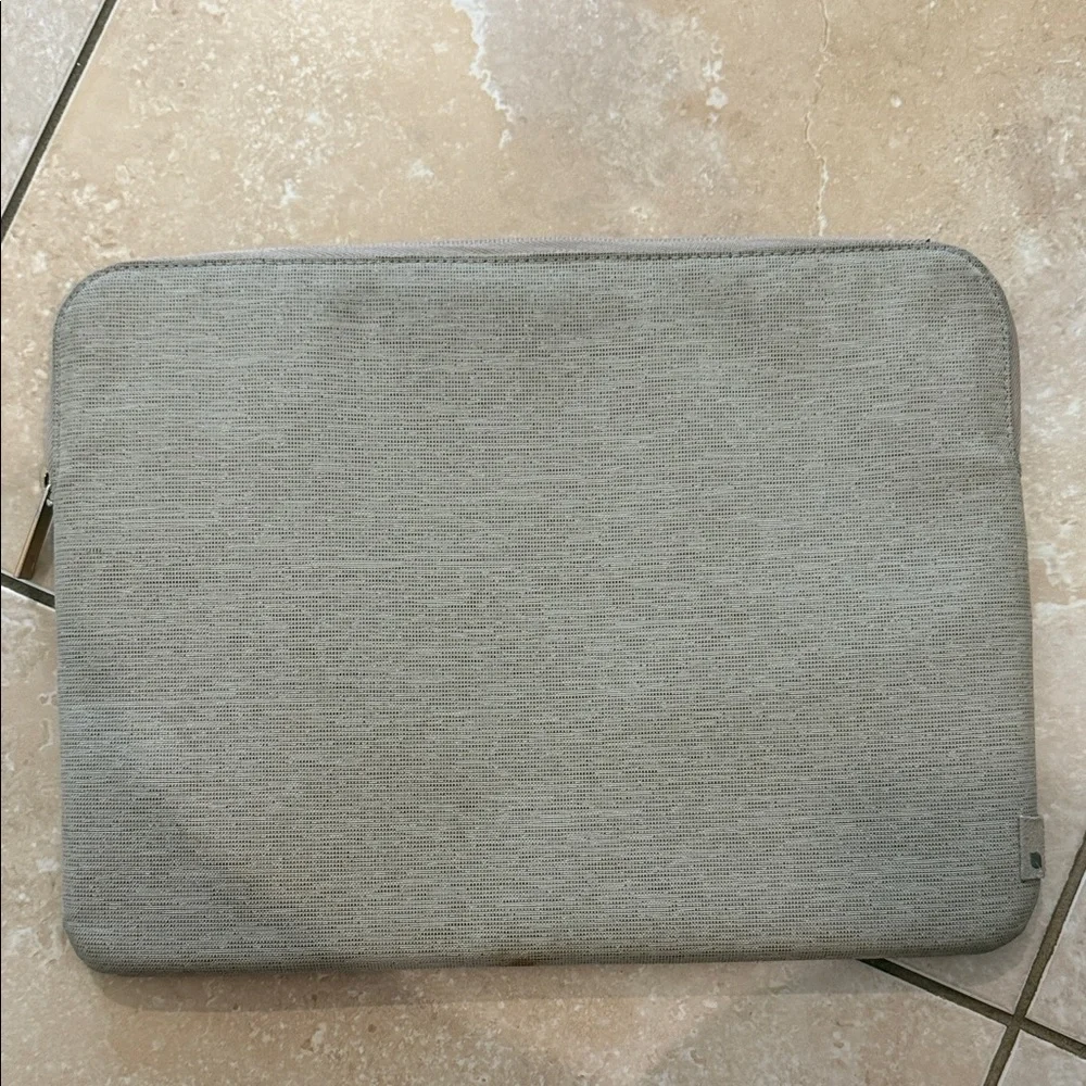 Incase Light Gray Tablet Sleeve
